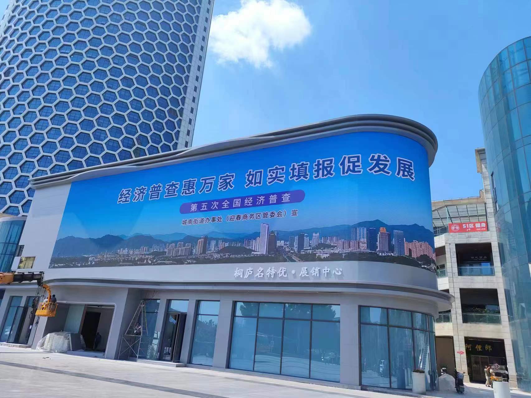 智能調(diào)整：液晶拼接屏的自動色彩與幾何校正功能